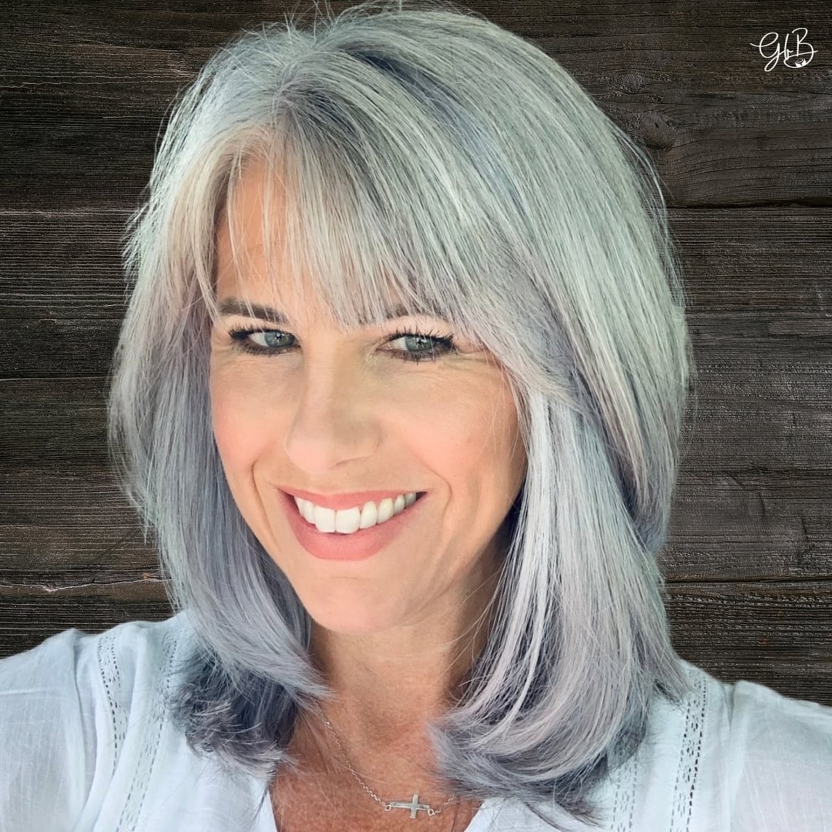 Cheveux poivre et sel clair