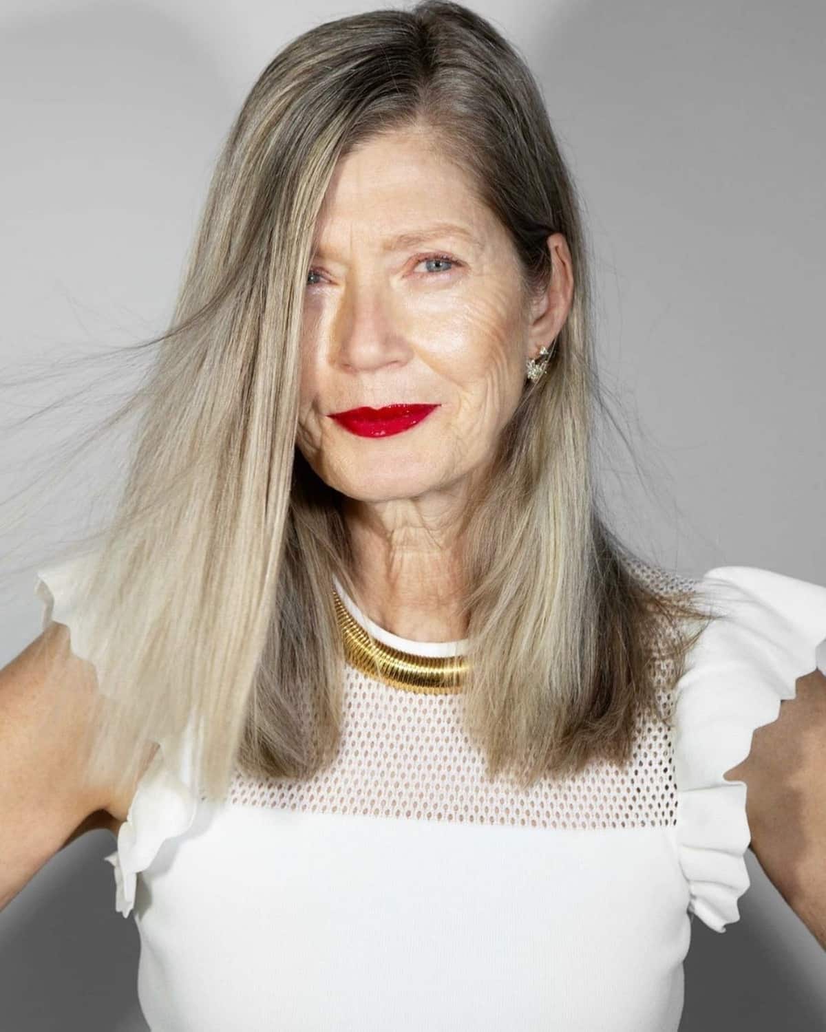 Couleur sel et poivre très clair pour les femmes de plus de 70 ans