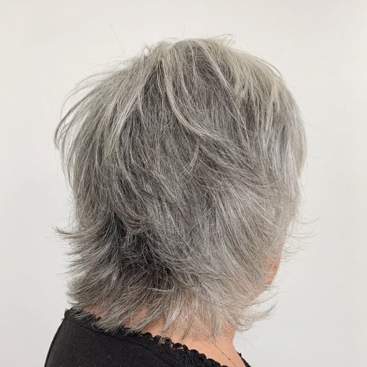 Couleur de cheveux gris avec des mèches claires