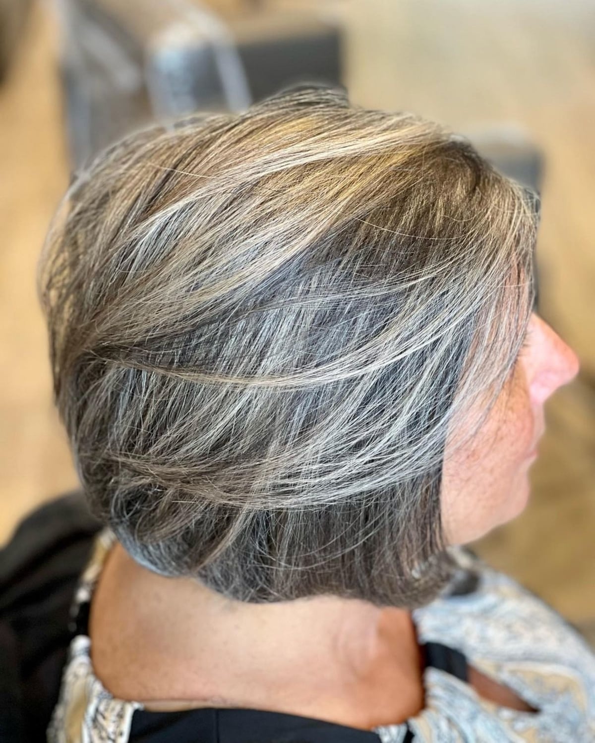 Cheveux poivre et sel avec des mèches basses