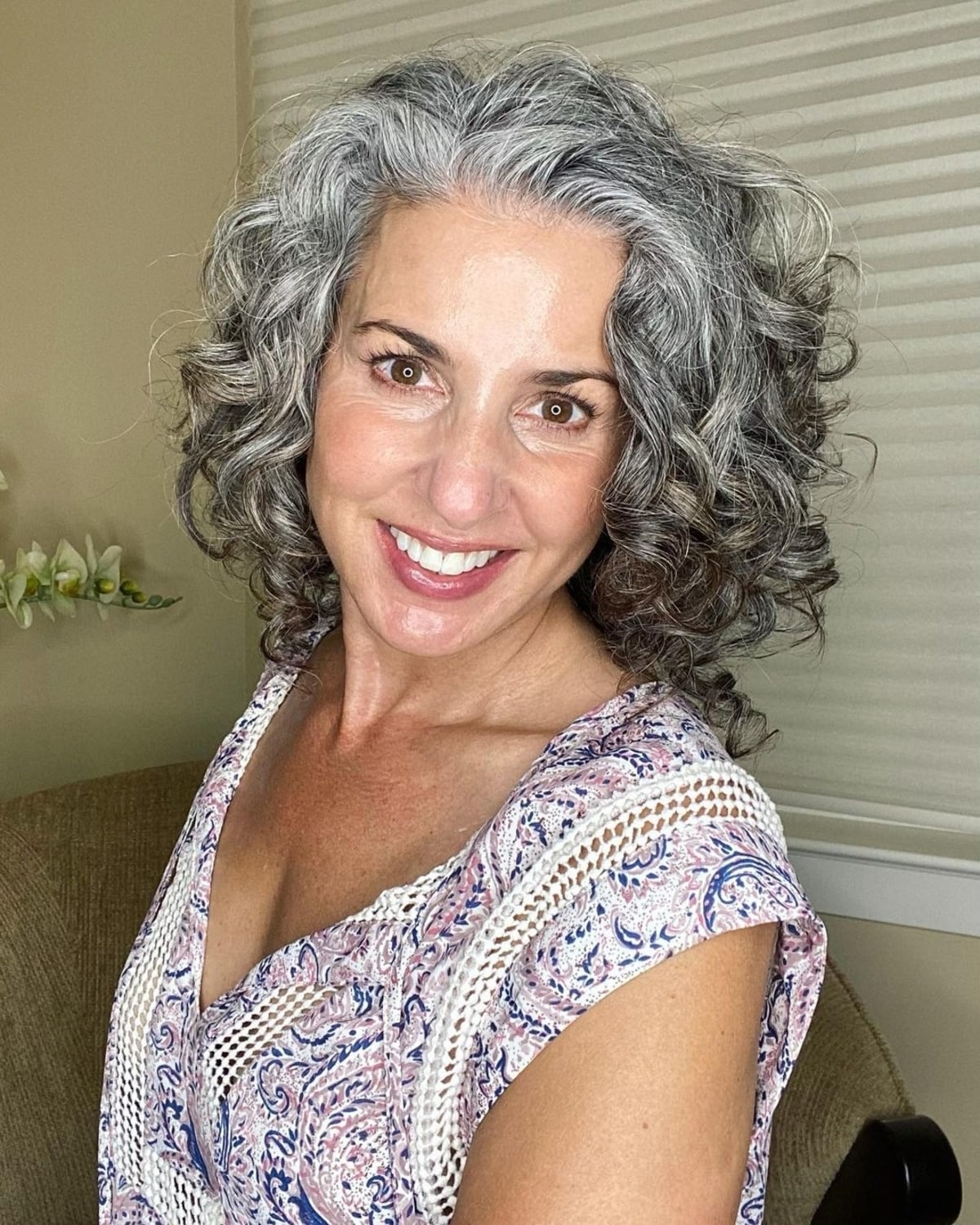 Coiffure sel et poivre pour les femmes de plus de 40 ans.