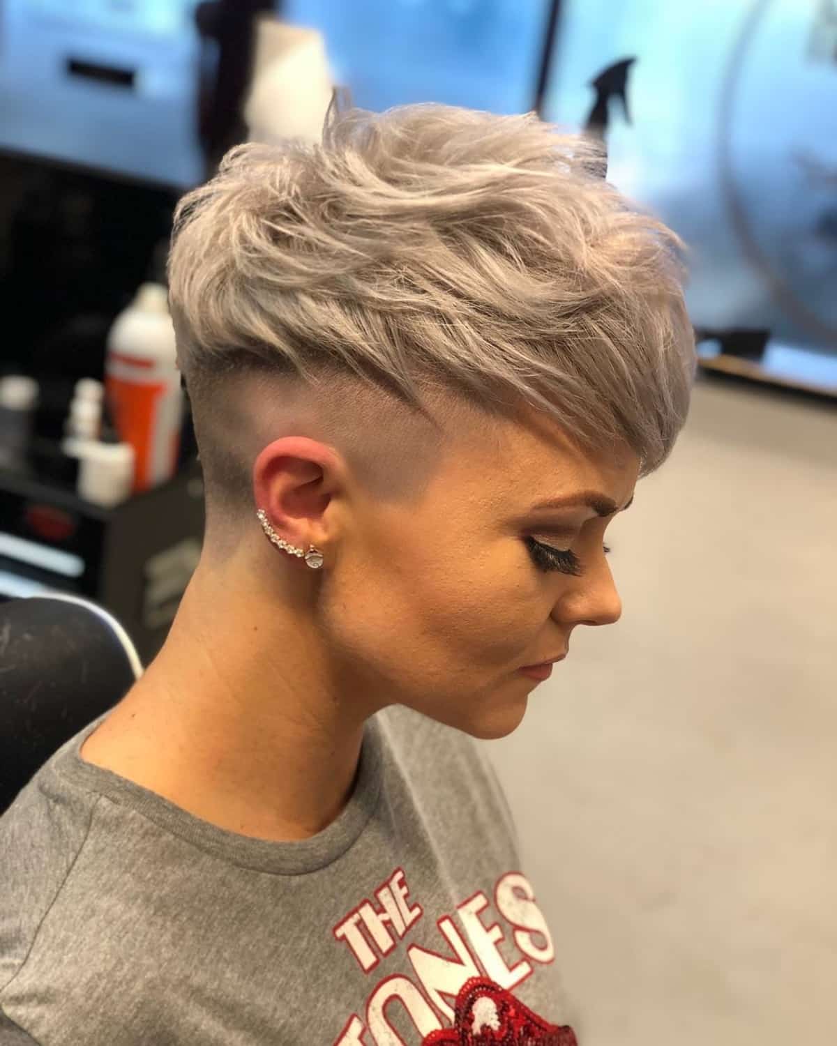 Coiffure coupe boule à plumes