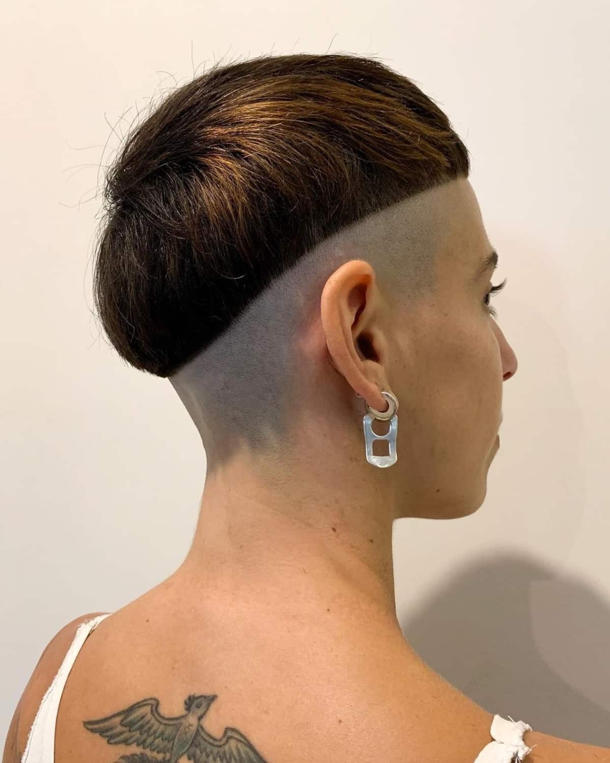 Coiffure en bol avec côtés rasés