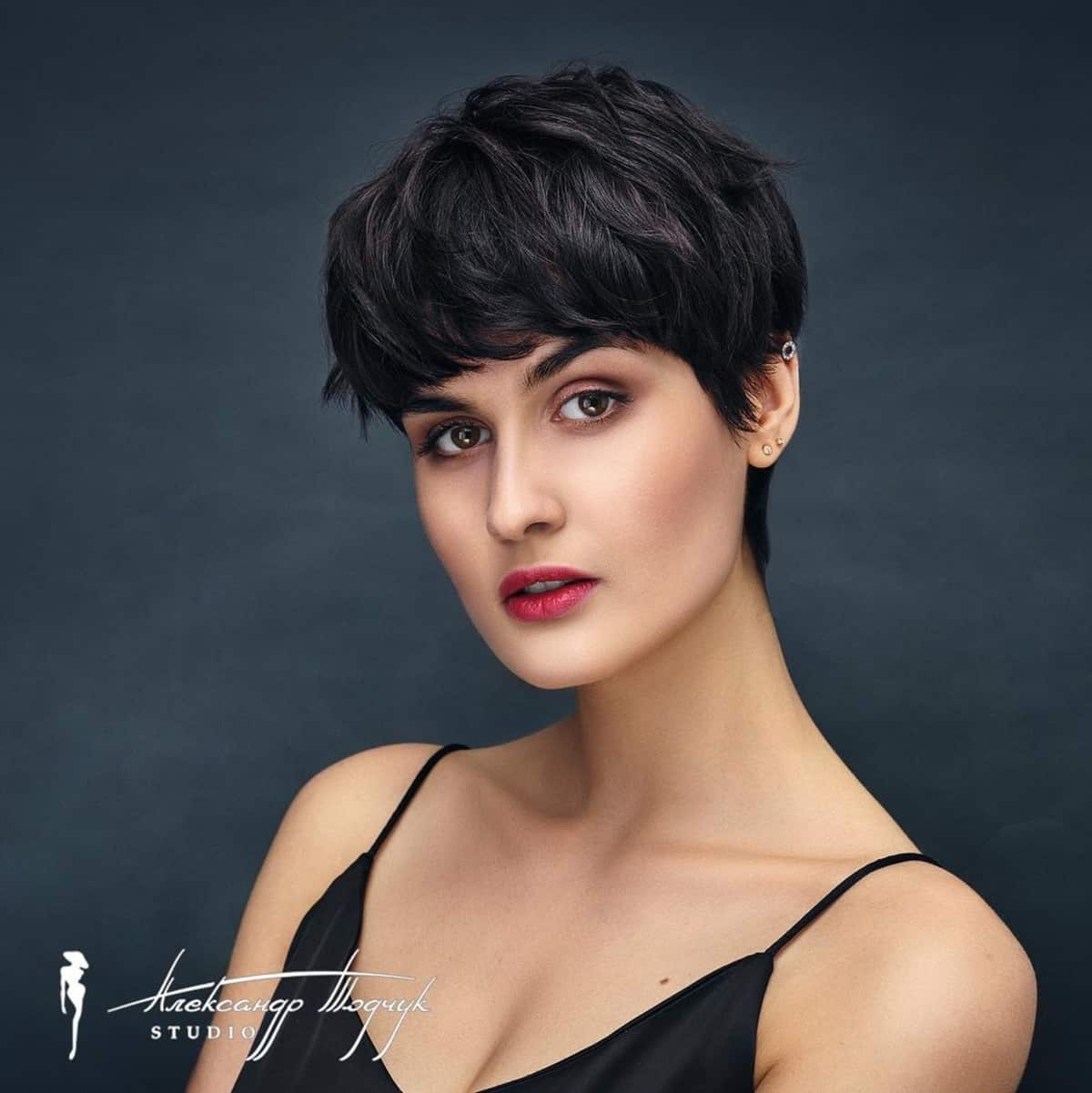 Coupe de cheveux texturée et hirsute