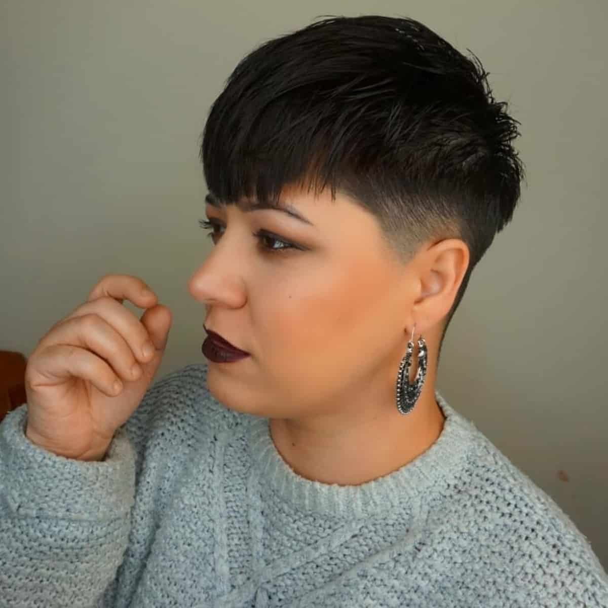 Coiffure en arc de cercle pour les femmes