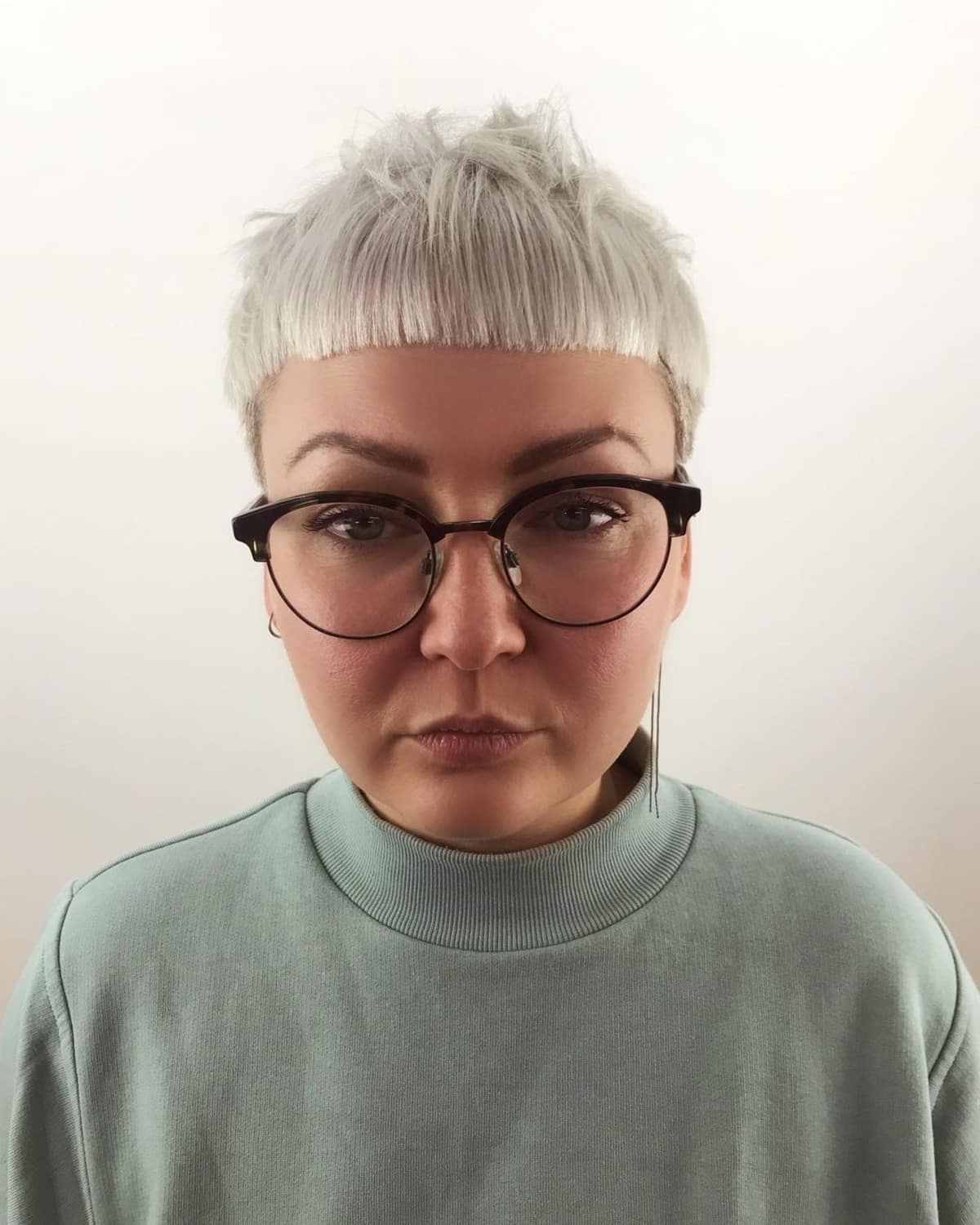 Coupe de cheveux en arc de cercle pour les visages ronds, sans entretien.