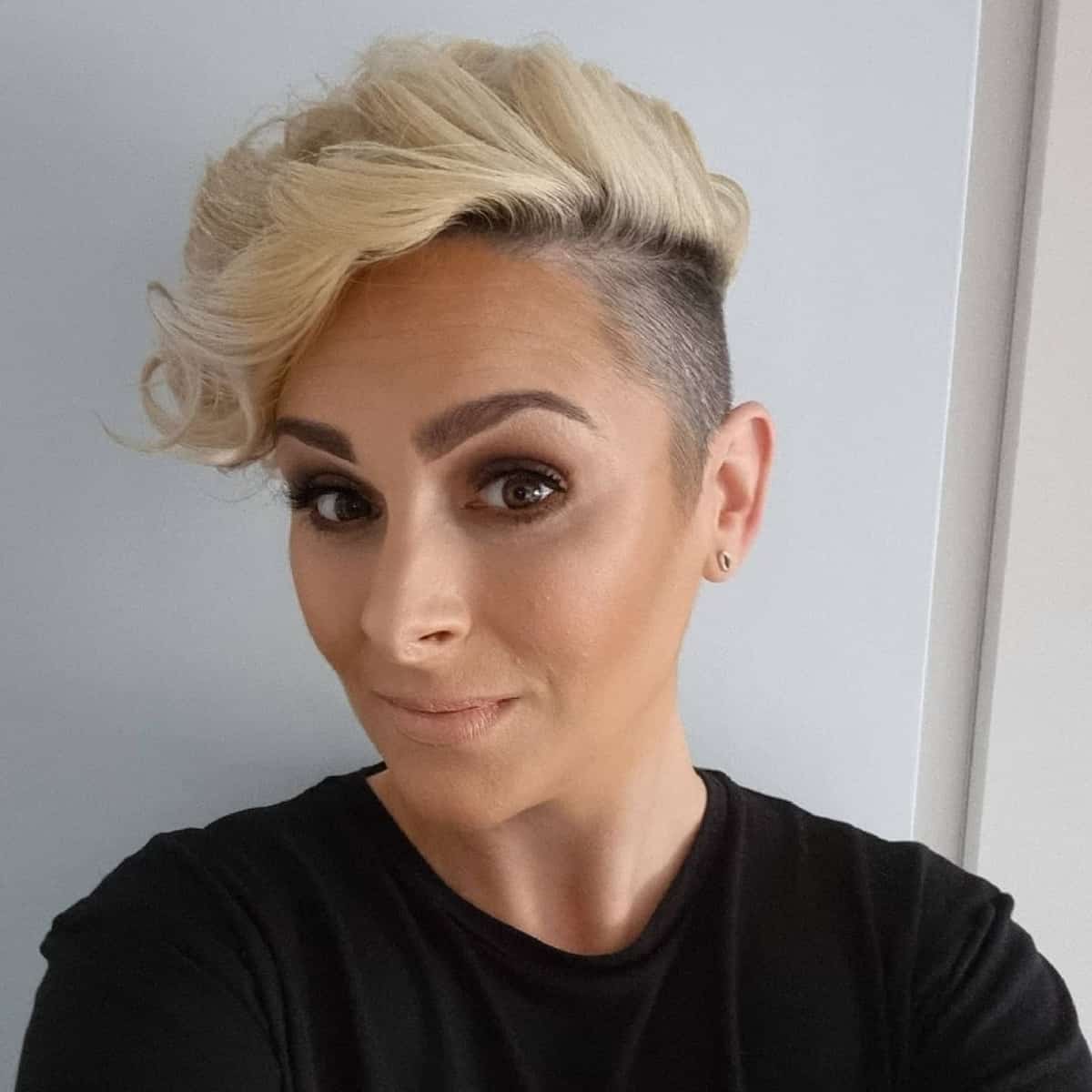 Coupe Pixie Androgyne pour cheveux ondulés