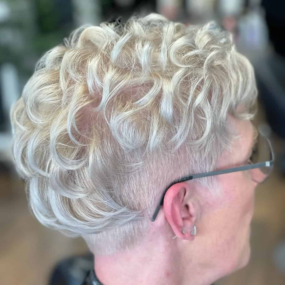 Coupe Pixie ondulée pour les femmes âgées avec des lunettes de vue