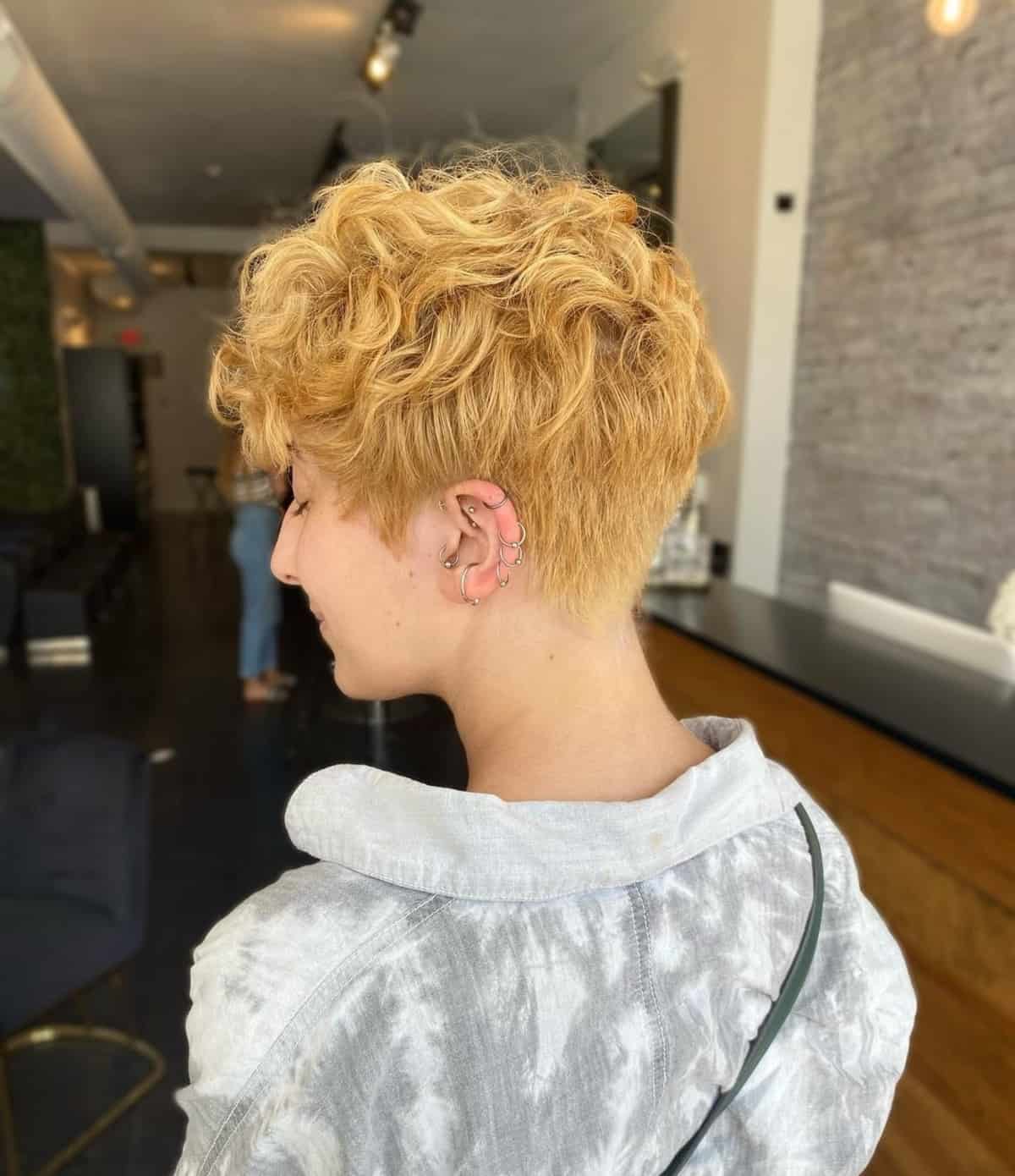 Pixie effilée pour cheveux ondulés