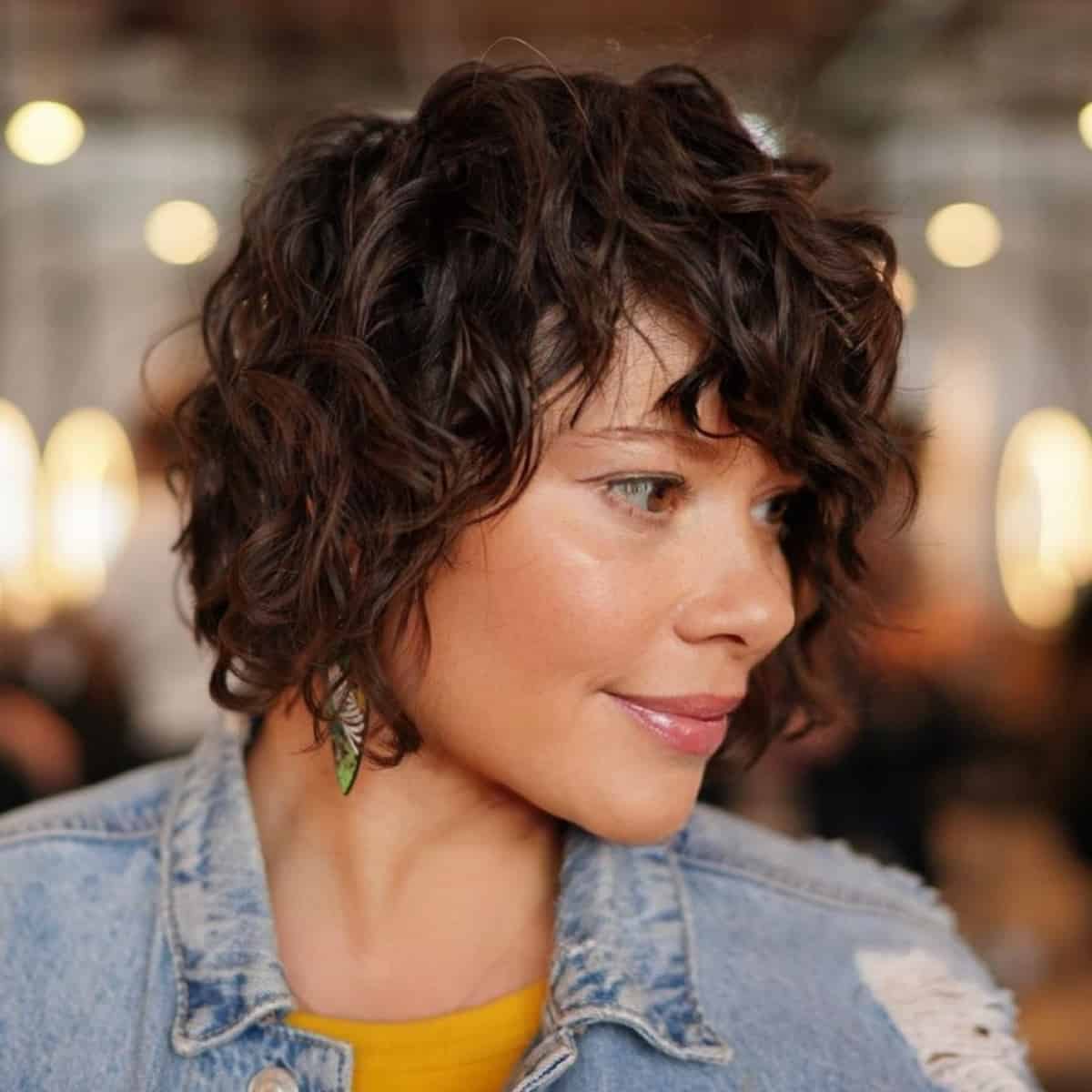 Pixie longue et désordonnée pour cheveux ondulés