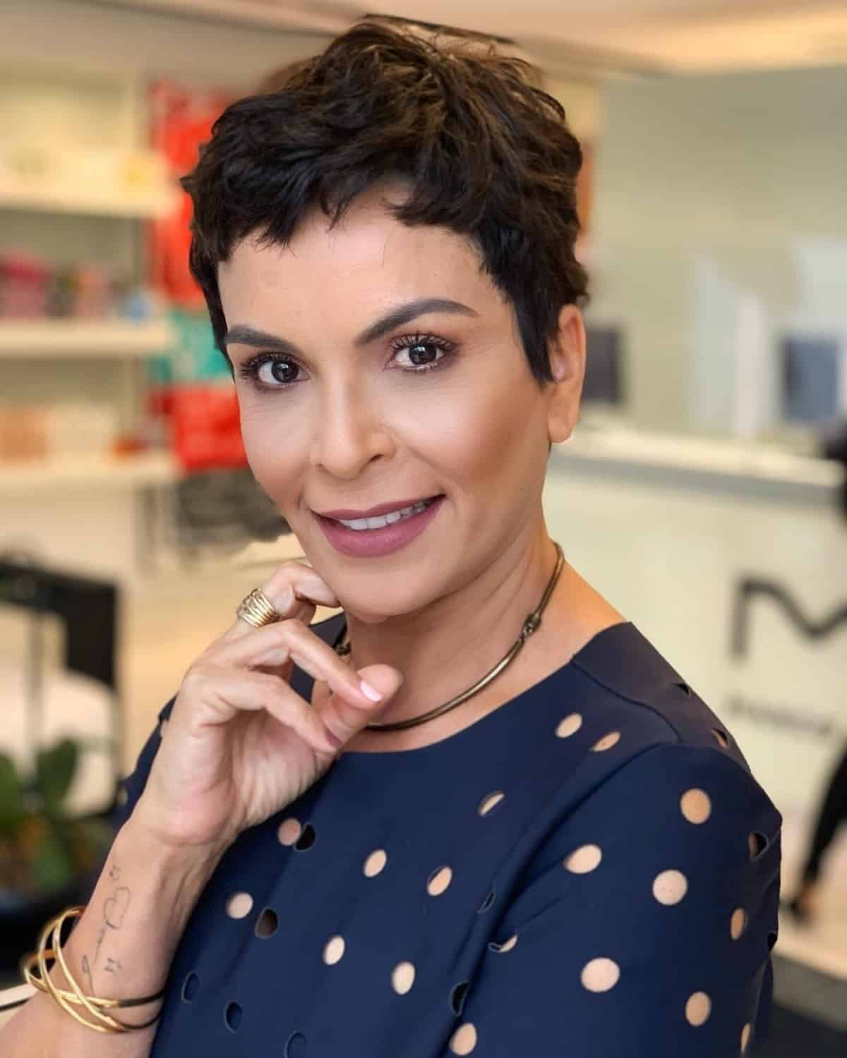 Pixie ondulée courte pour les femmes plus âgées
