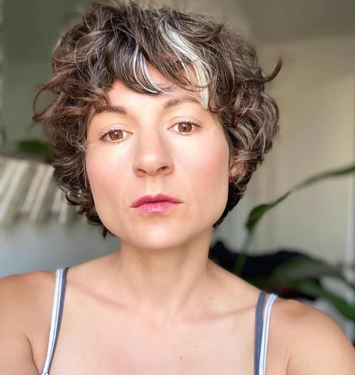 Coiffure Pixie ondulée pour les femmes de plus de 30 ans 