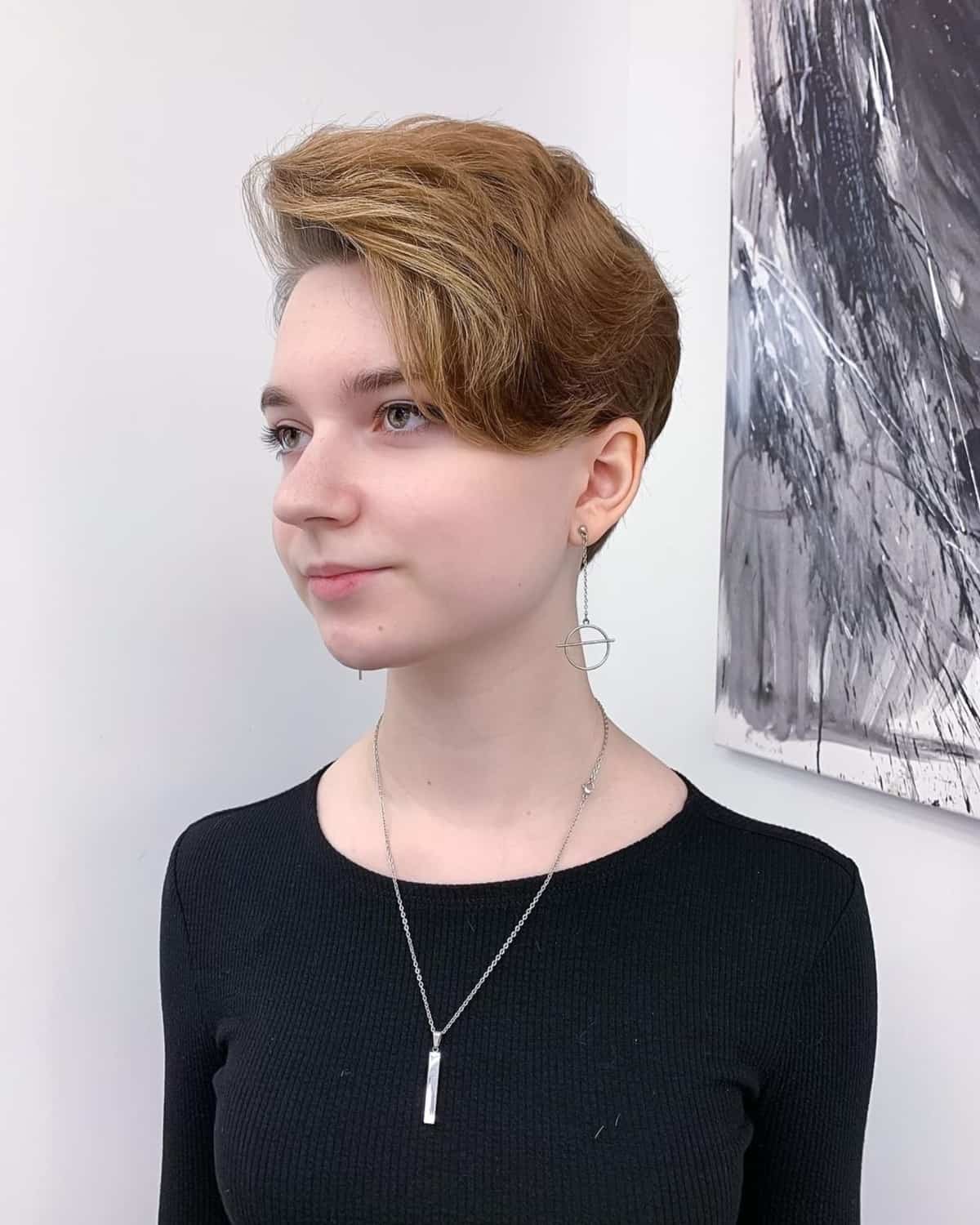 Coupe Pixie pour les cheveux ondulés et un visage rond