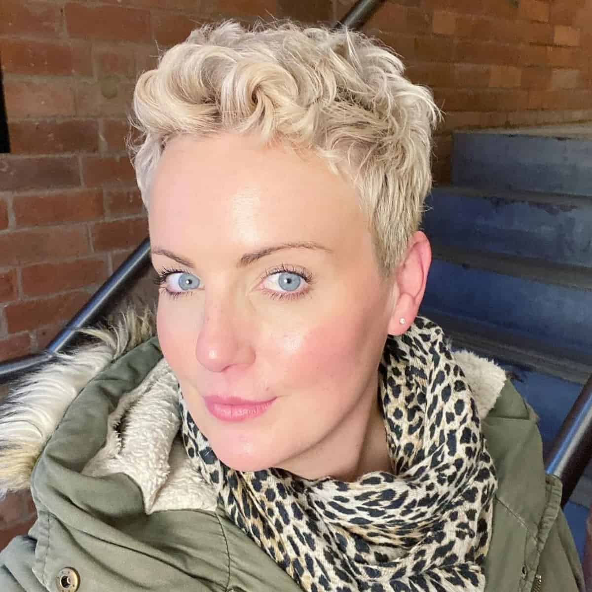 Coupe de cheveux courte ondulée