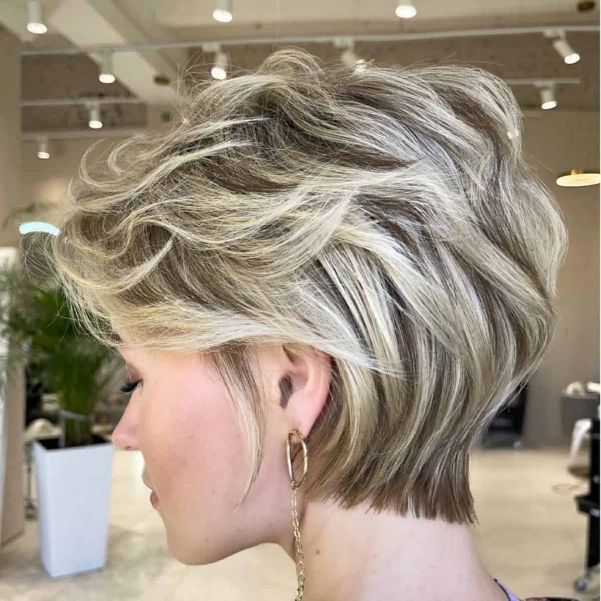 Pixie courte et féminine pour cheveux ondulés