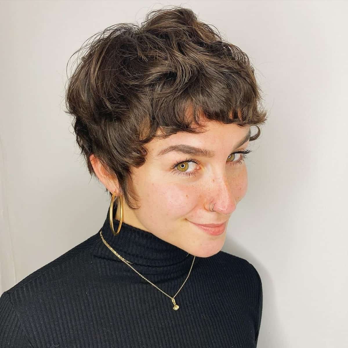 Coiffure Pixie Wavy pour les femmes aux cheveux ondulés