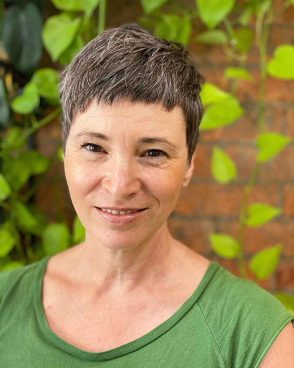 Coupe asymétrique super courte et texturée avec une frange de type Choppy pour les femmes d'une soixantaine d'années.