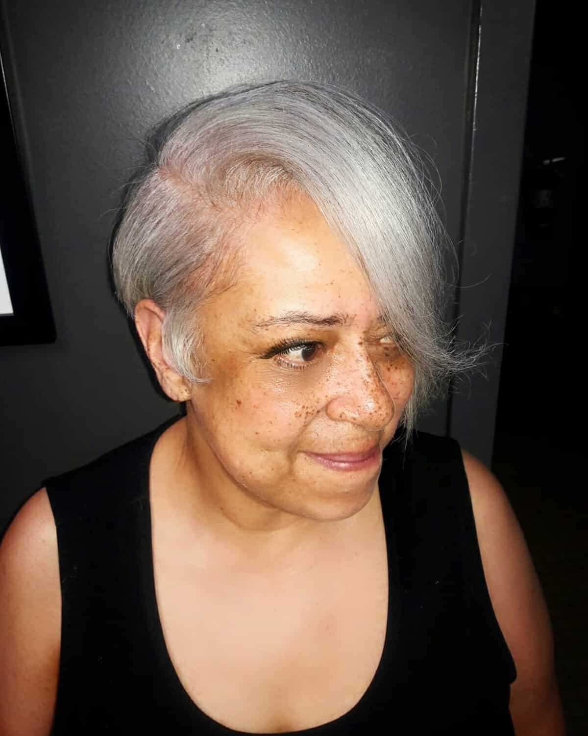 Coiffure courte et asymétrique pour les femmes noires de plus de 60 ans