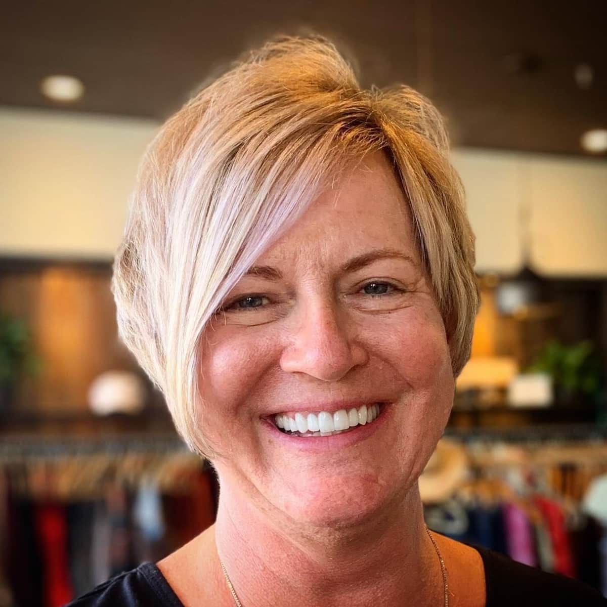 Coupe de cheveux asymétrique avec dégradé pour les femmes de 60 ans aux cheveux fins.