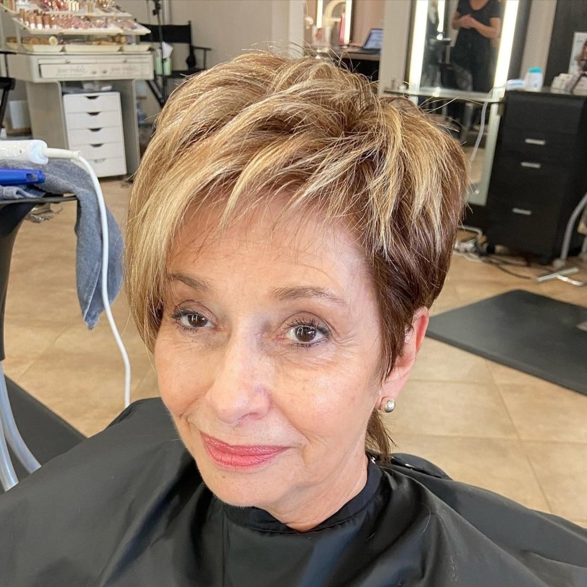 Coupe à la mâchoire avec frange pour les femmes de 60 ans et plus