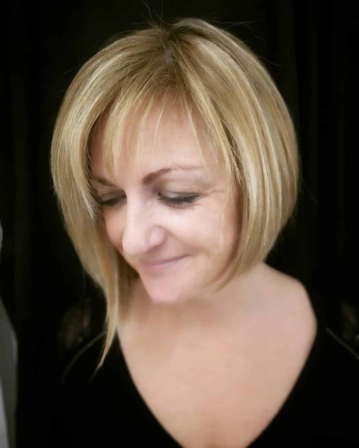 Bob asymétrique volumineux et dégradé pour les personnes de 60 ans.
