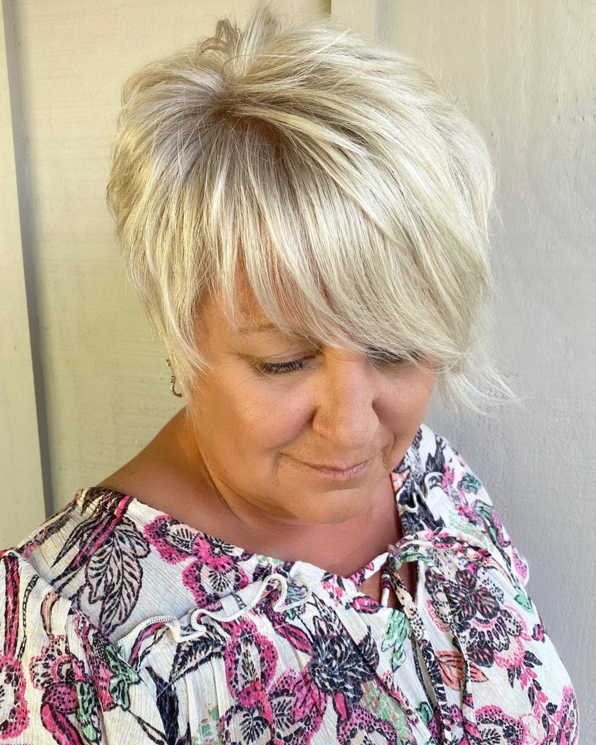 Pixie longue et asymétrique avec frange latérale pour les femmes de plus de 60 ans.