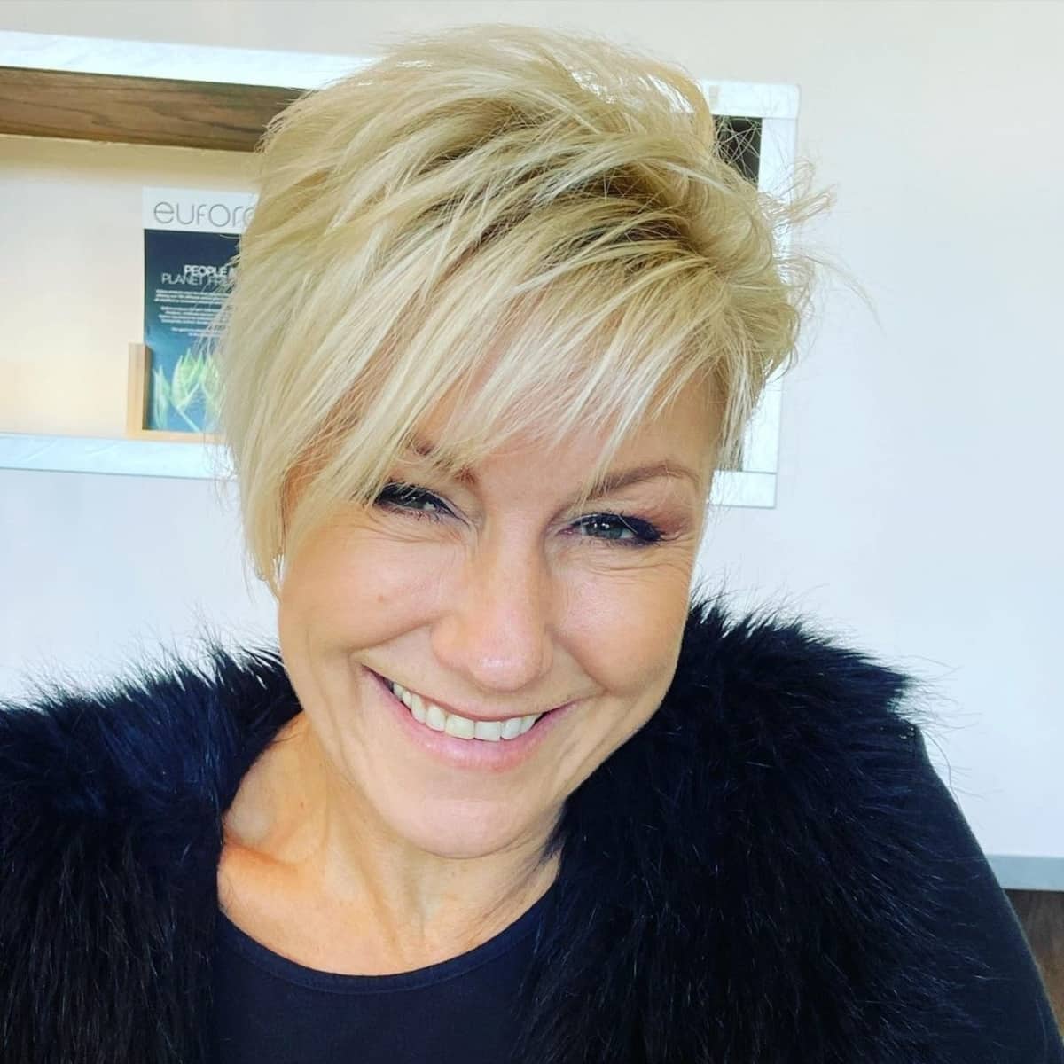 Coupe courte asymétrique avec des plumes pour les femmes de plus de 60 ans.