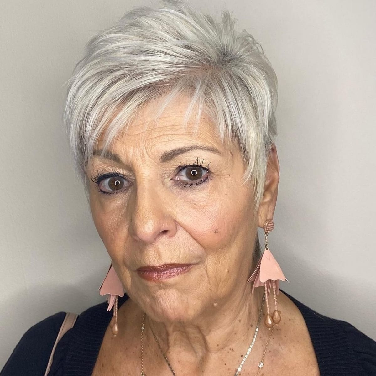 Coupe Pixie Asymétrique pour les femmes de plus de 60 ans aux cheveux gris