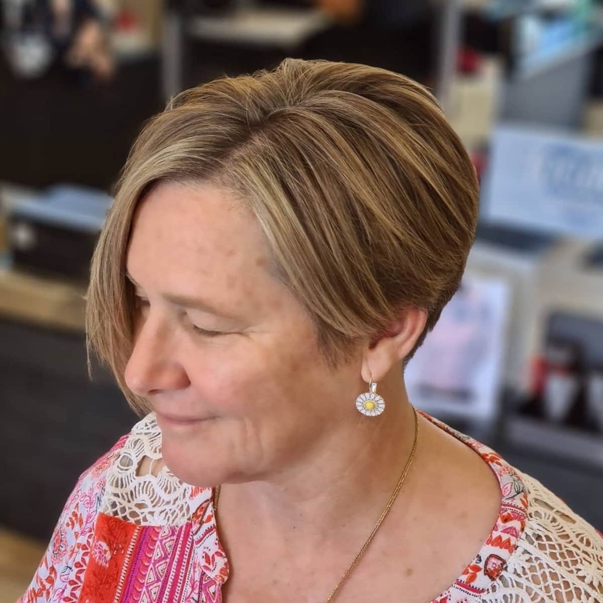 Coupe de cheveux asymétrique pour les femmes de plus de 60 ans.