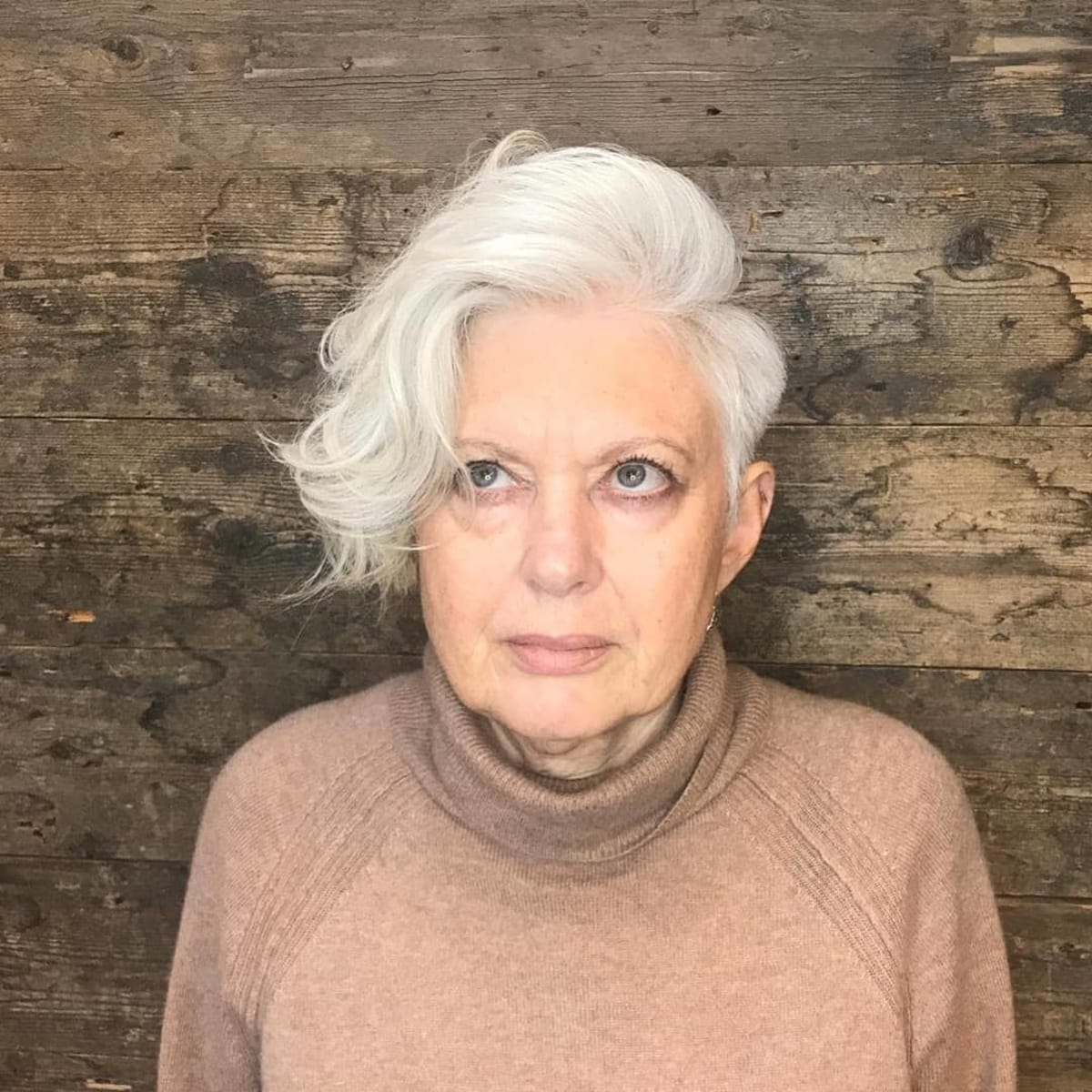 Longue mèche asymétrique avec une raie sur le côté pour les femmes de 60 ans et plus.