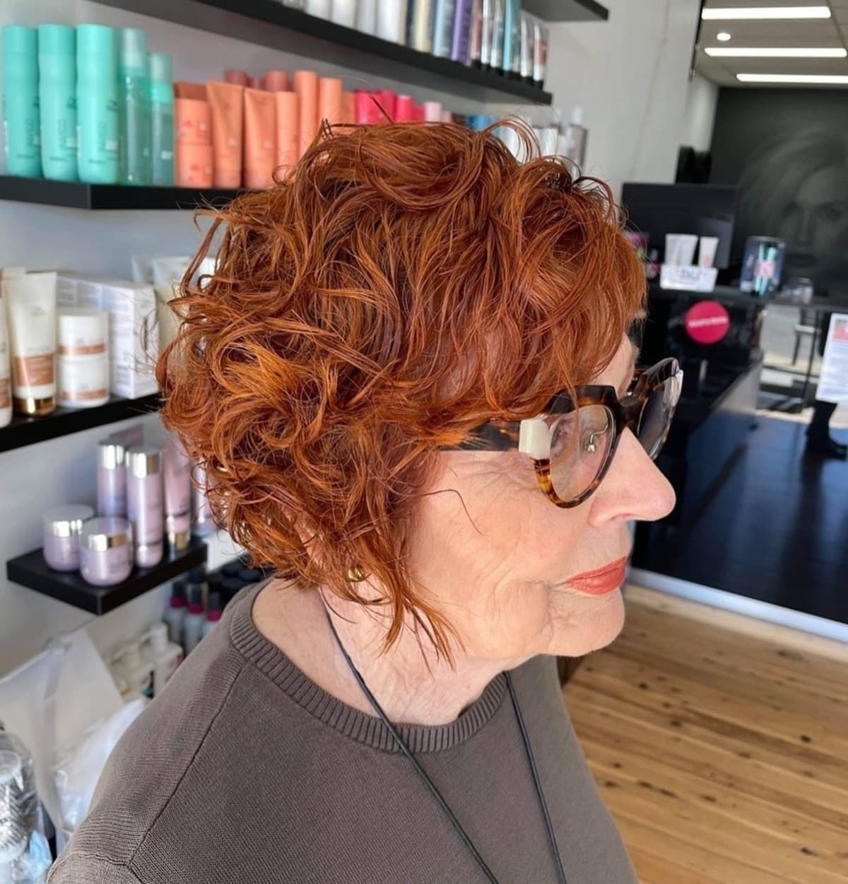 Bob court asymétrique pour femmes de plus de 60 ans aux cheveux bouclés