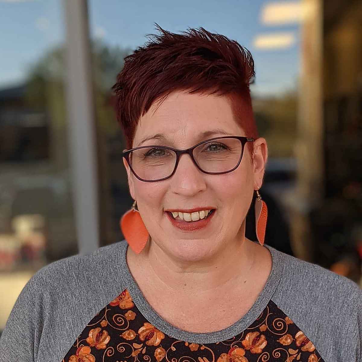 Spiky Pixie pour les femmes âgées avec des lunettes.