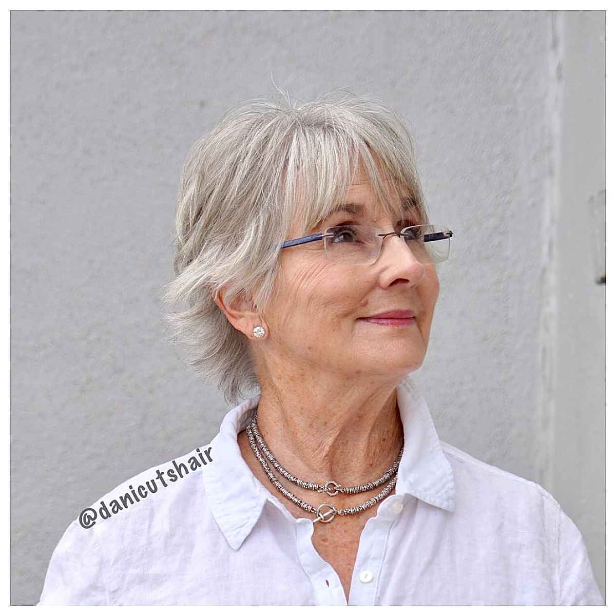 Bob hirsute élégant avec une couleur de cheveux jeune