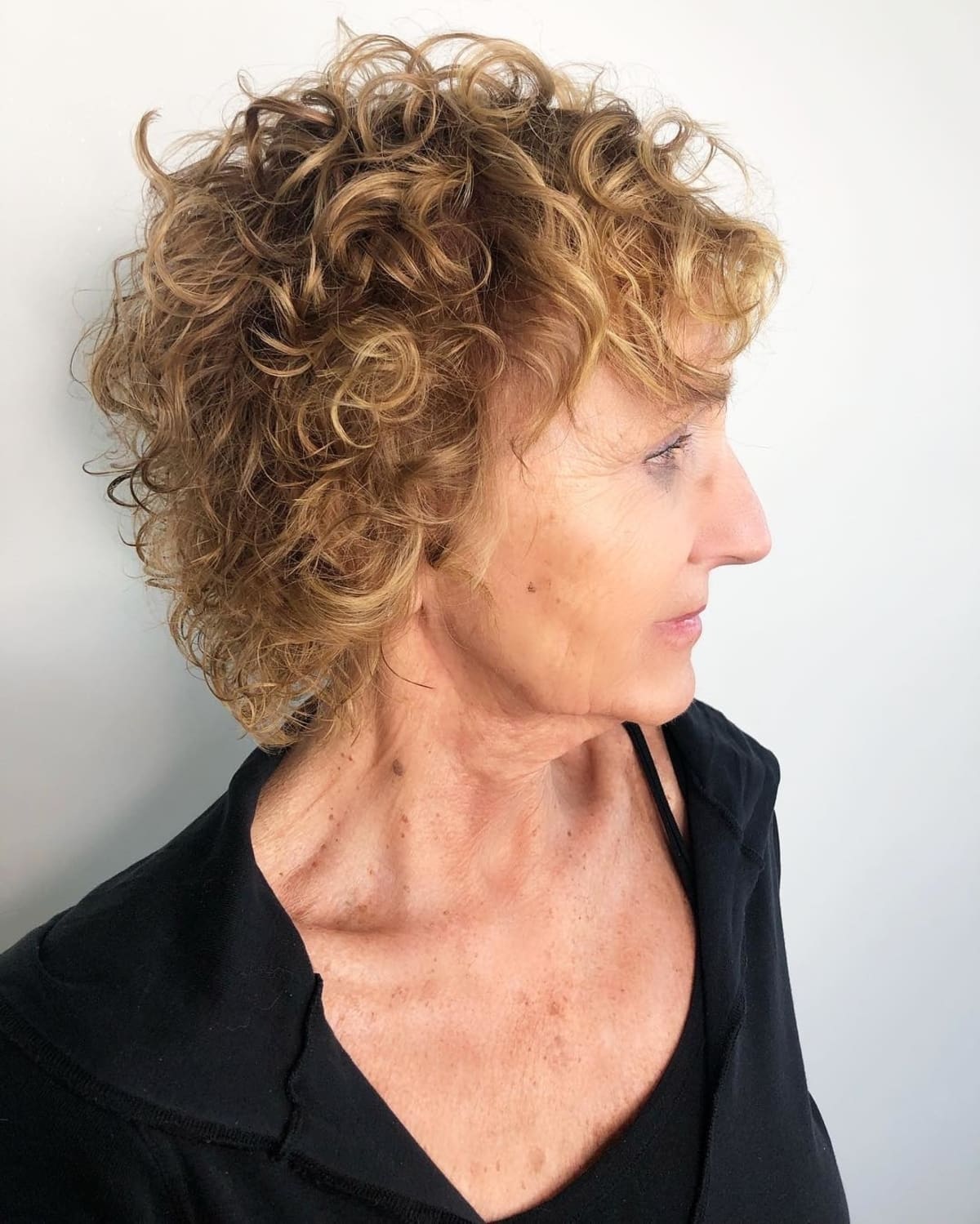 Cheveux bouclés à longueur d'épaule et à entretien minime