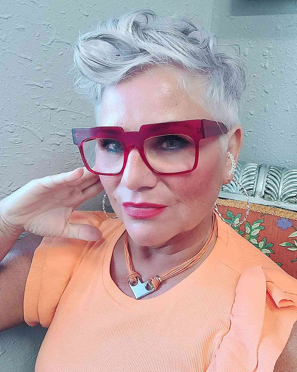 Pixie poivre et sel à l'allure plus jeune
