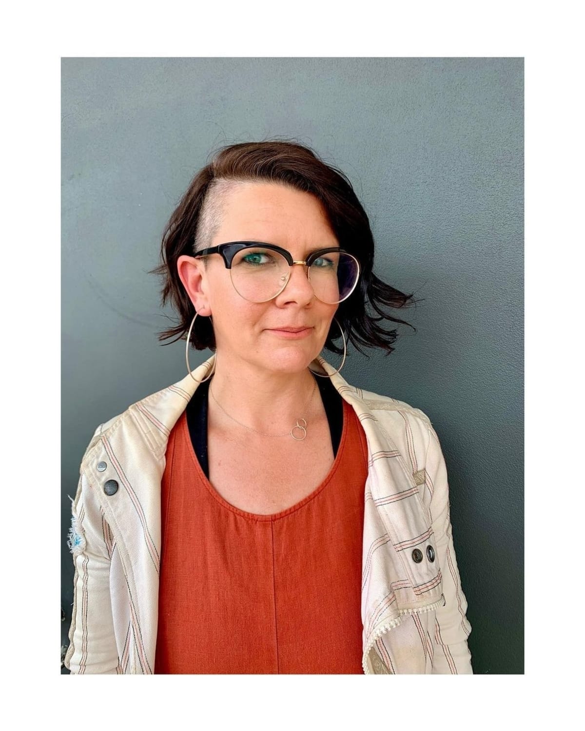 Coupe courte sans effort pour les femmes plus âgées avec des lunettes de vue.