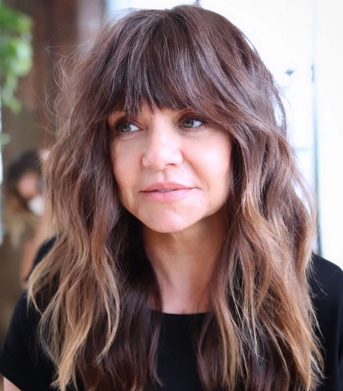 Coupe hirsute inspirée des années 70 avec longue frange