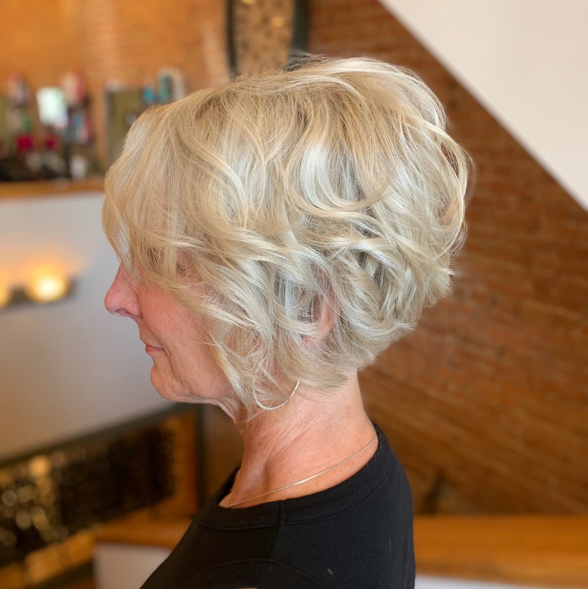 Coupe courte pour les femmes âgées aux cheveux épais