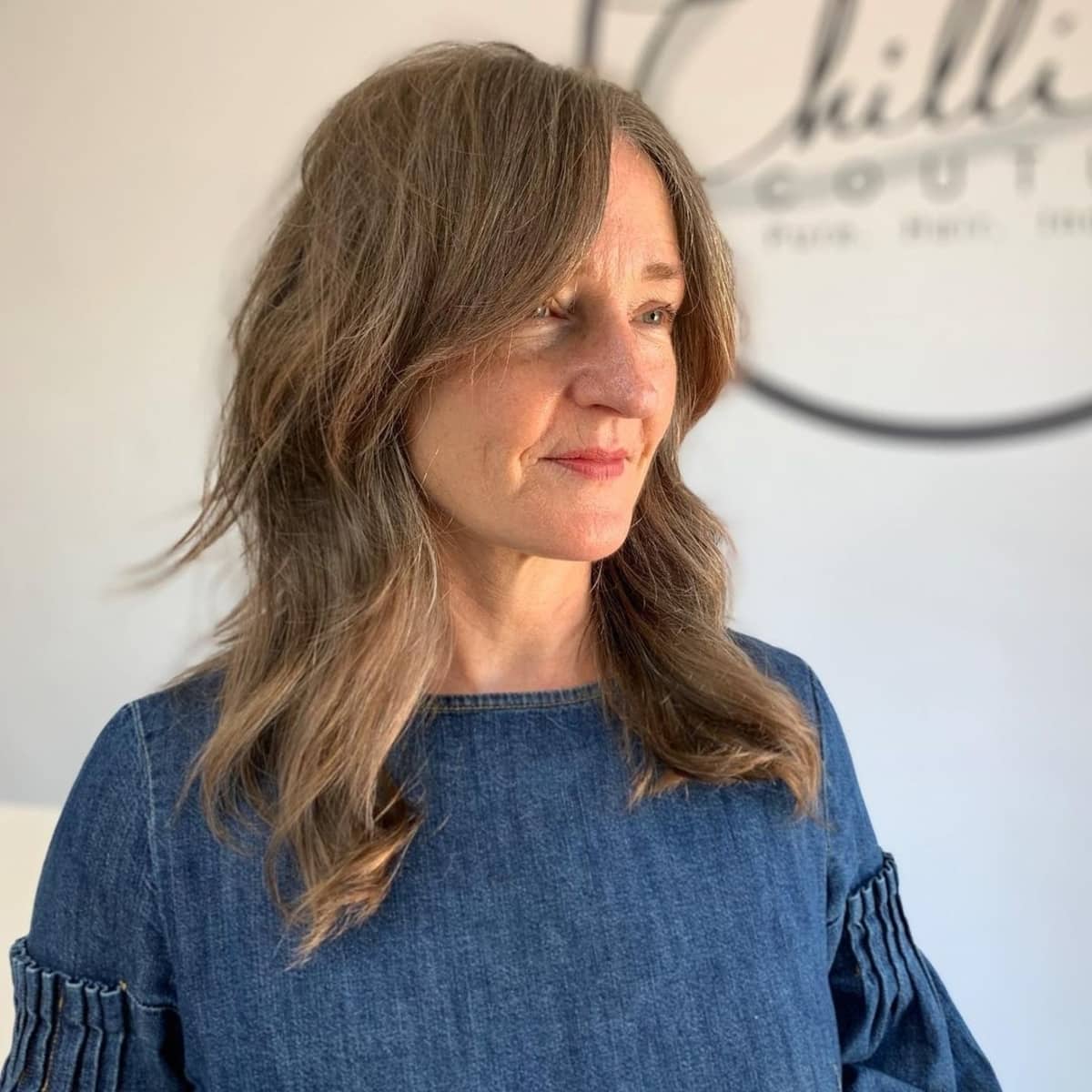 Coupe hirsute longue et élégante avec franges en rideau.