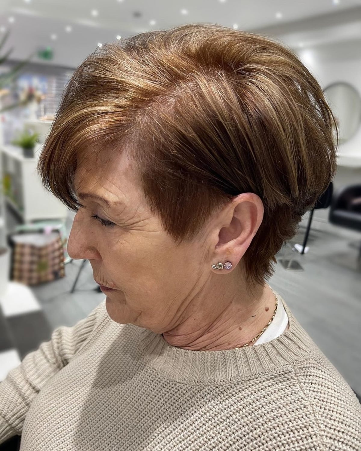 Pixie Bob ébouriffé avec un côté rasé pour les femmes plus âgées.