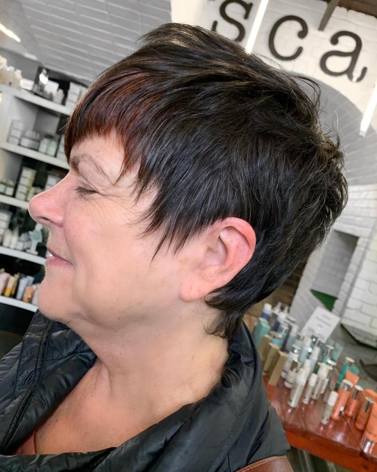 Coiffure mullet chic pour les femmes plus âgées