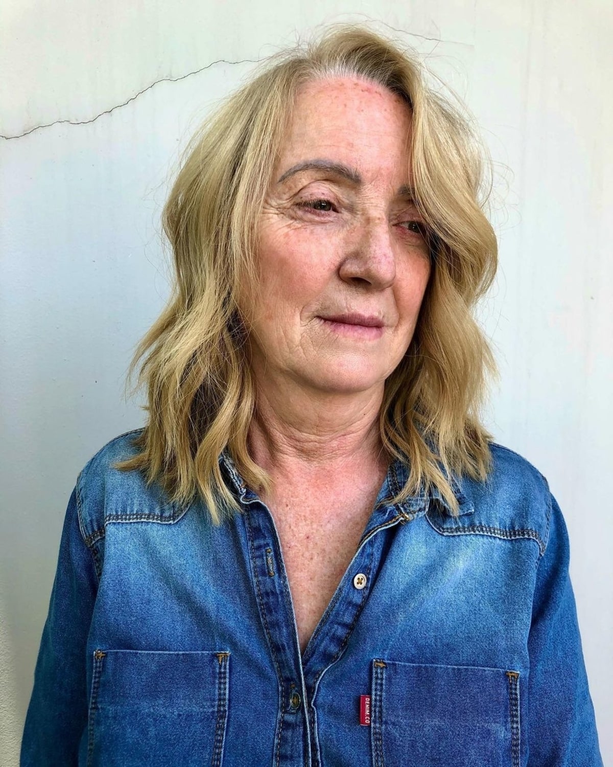 Coupe de cheveux lobée et ondulations de plage pour les personnes âgées