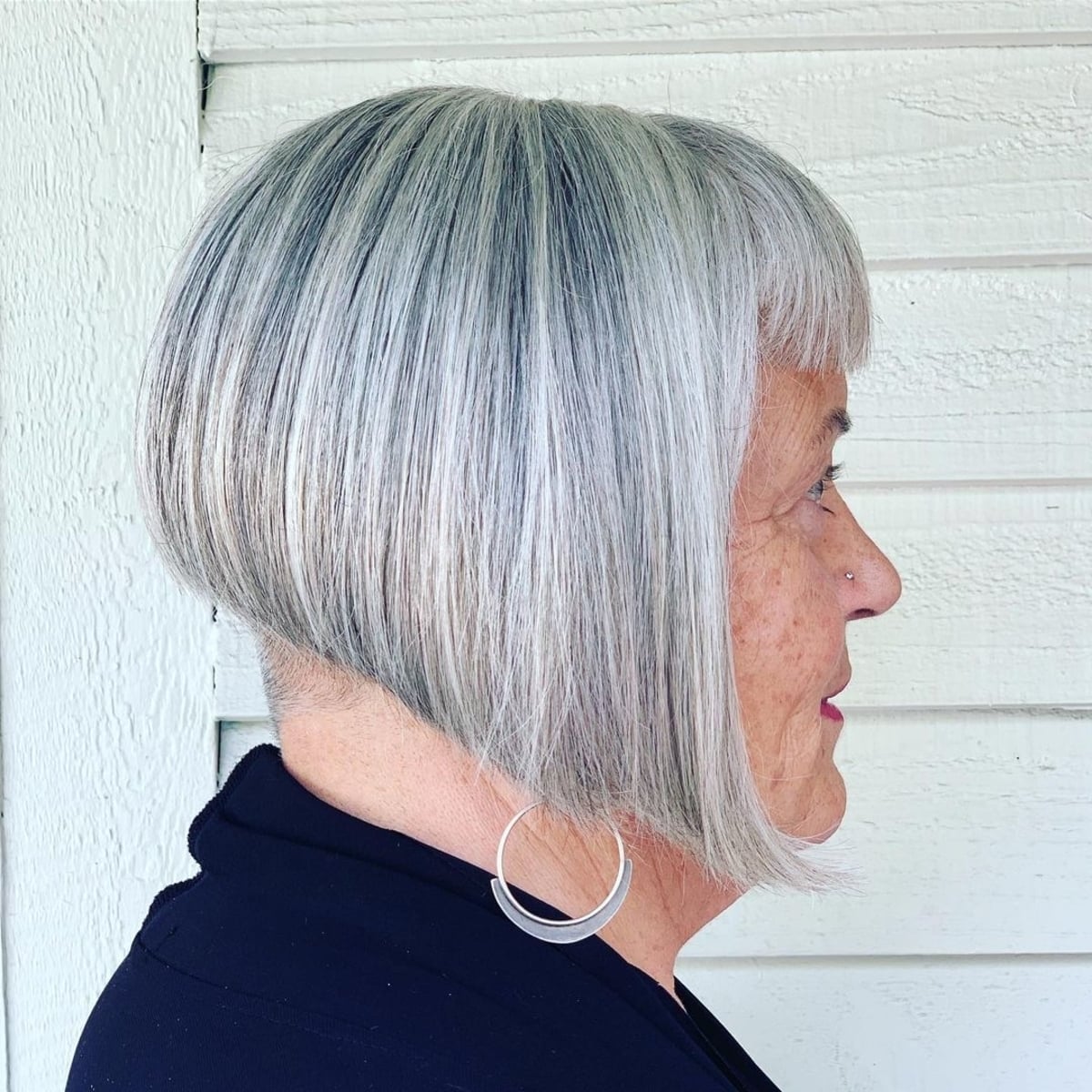 Coupe de cheveux très courte pour les femmes âgées et audacieuses.