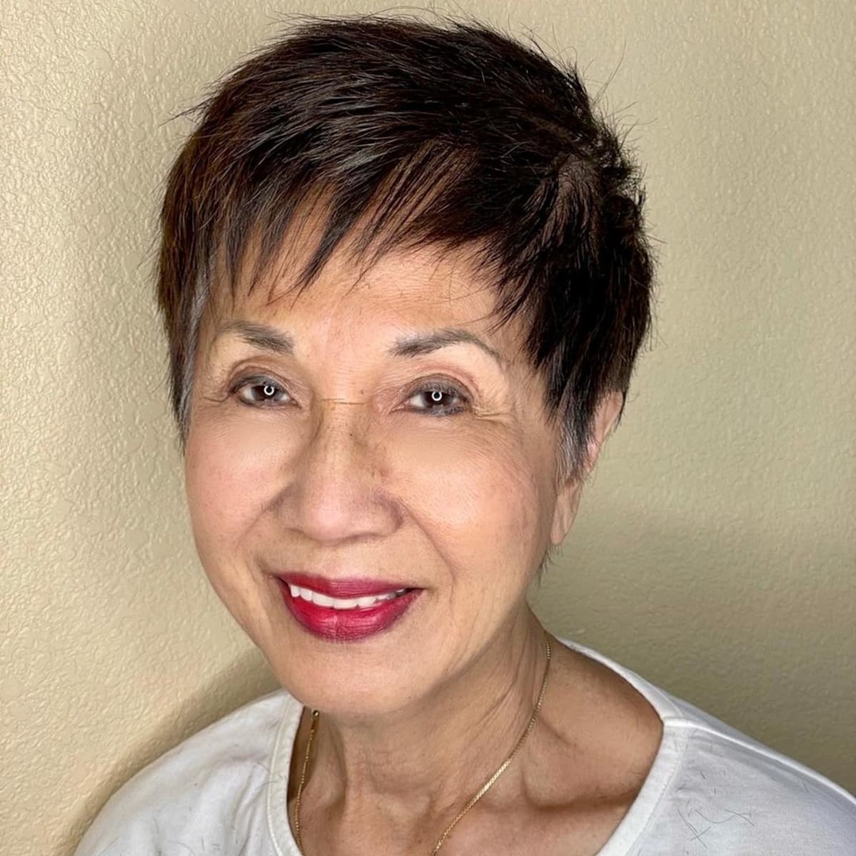 Coupe Pixie jeune pour cheveux courts et minces