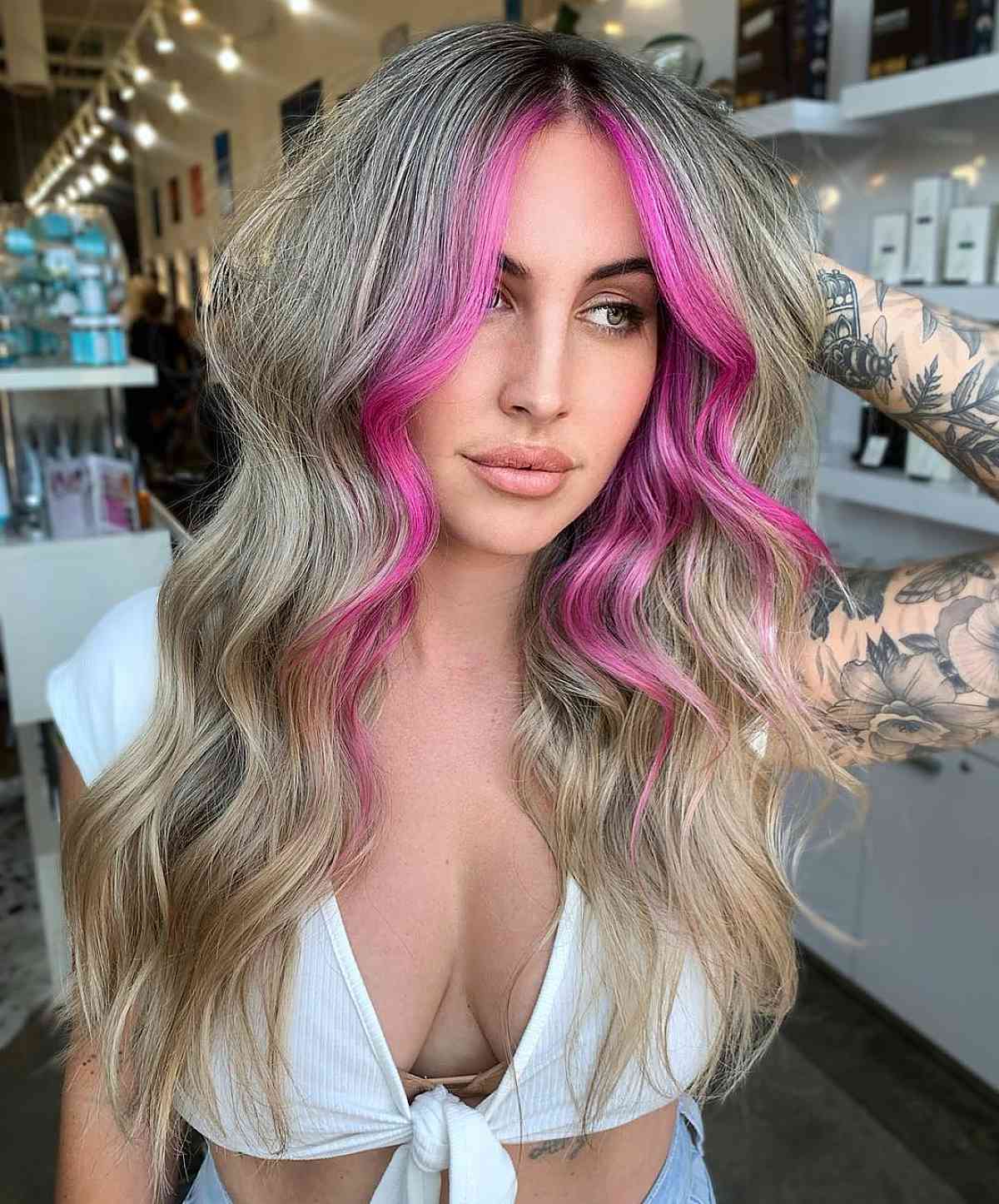 Pièce d'argent élégante sur cheveux châtain clair