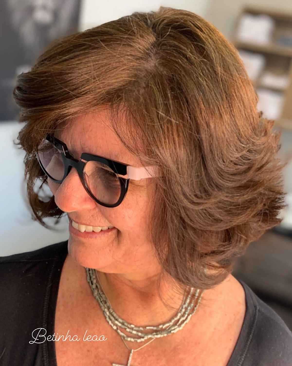 Lob pour une femme de 70 ans avec de grandes jantes