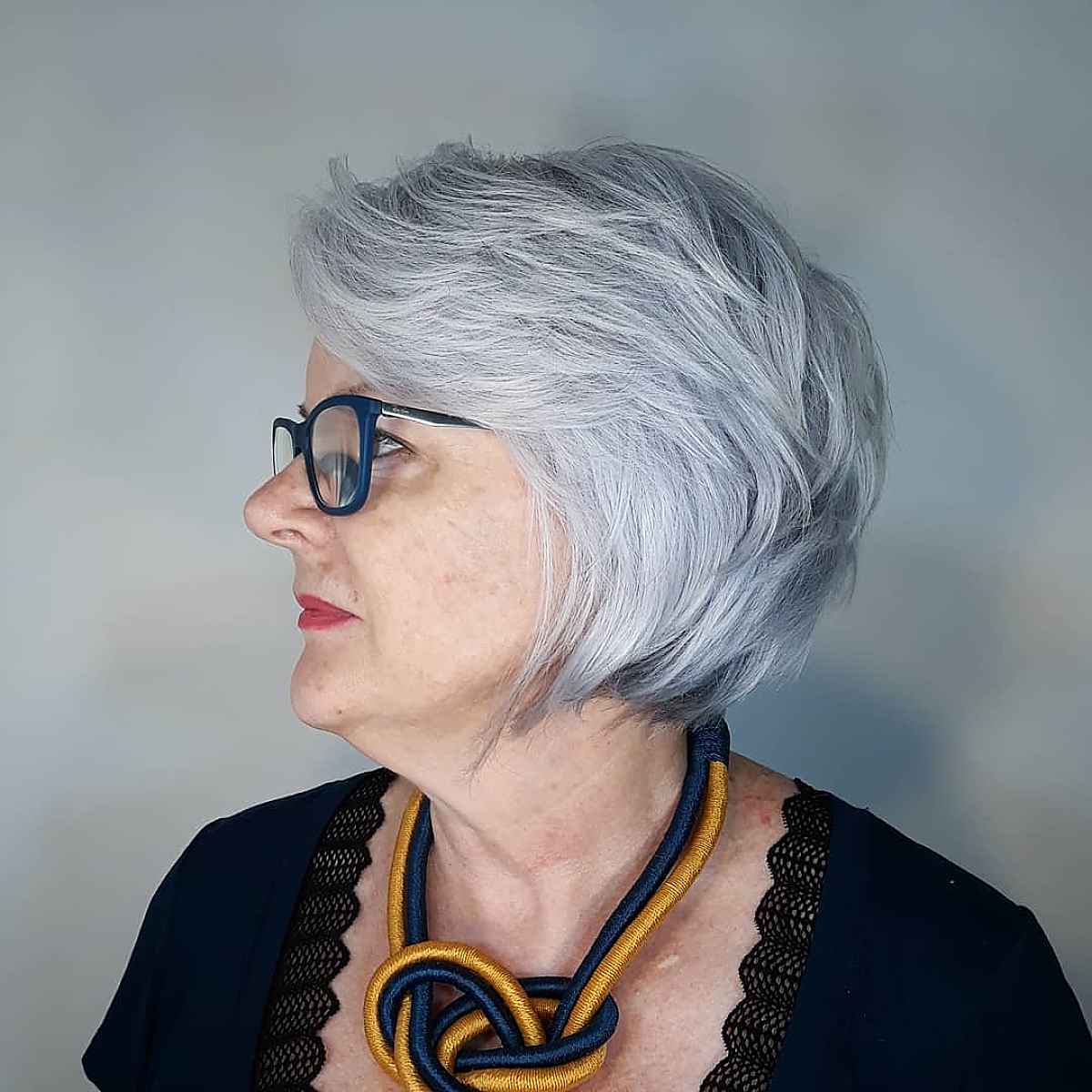 Bob gris texturé pour les femmes âgées de 70 ans et plus