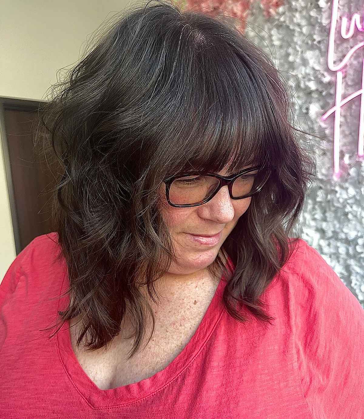 Cheveux longs hirsutes pour les femmes âgées à lunettes