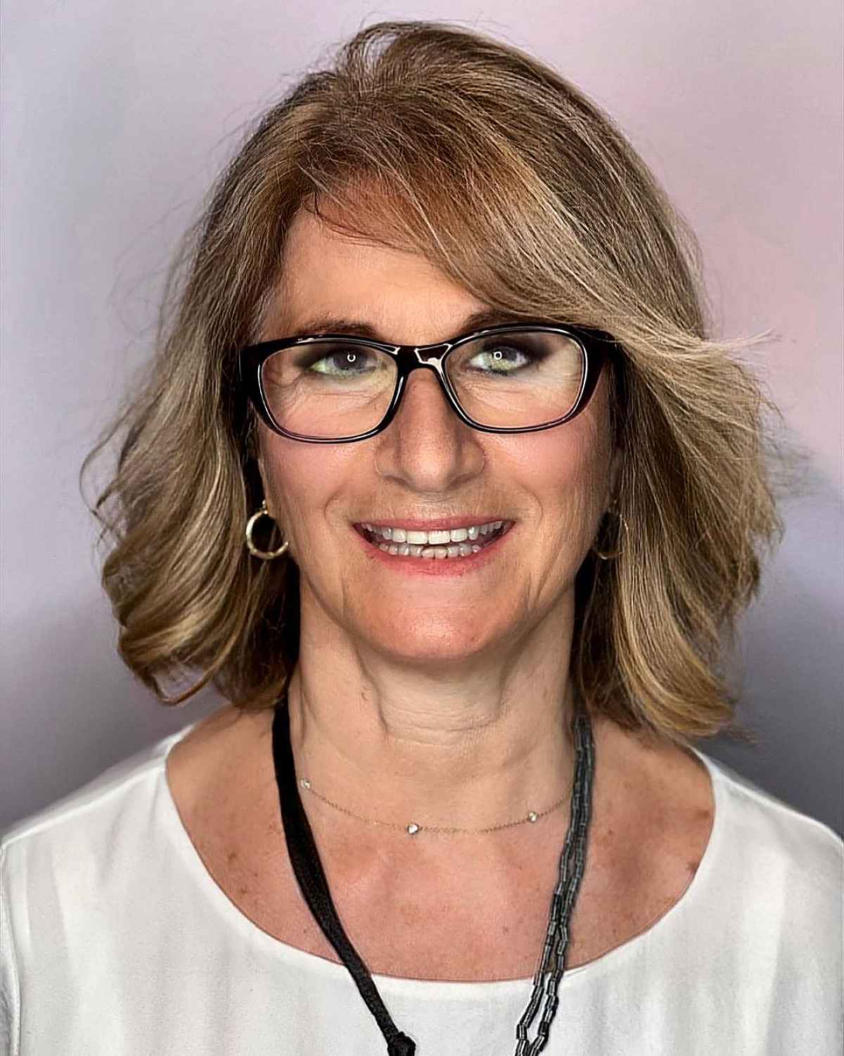 Coupe mi-longue pour les femmes avec de petites lunettes