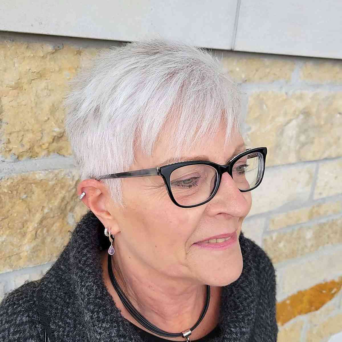 Coupe de cheveux en épi pour les femmes de 70 ans et plus